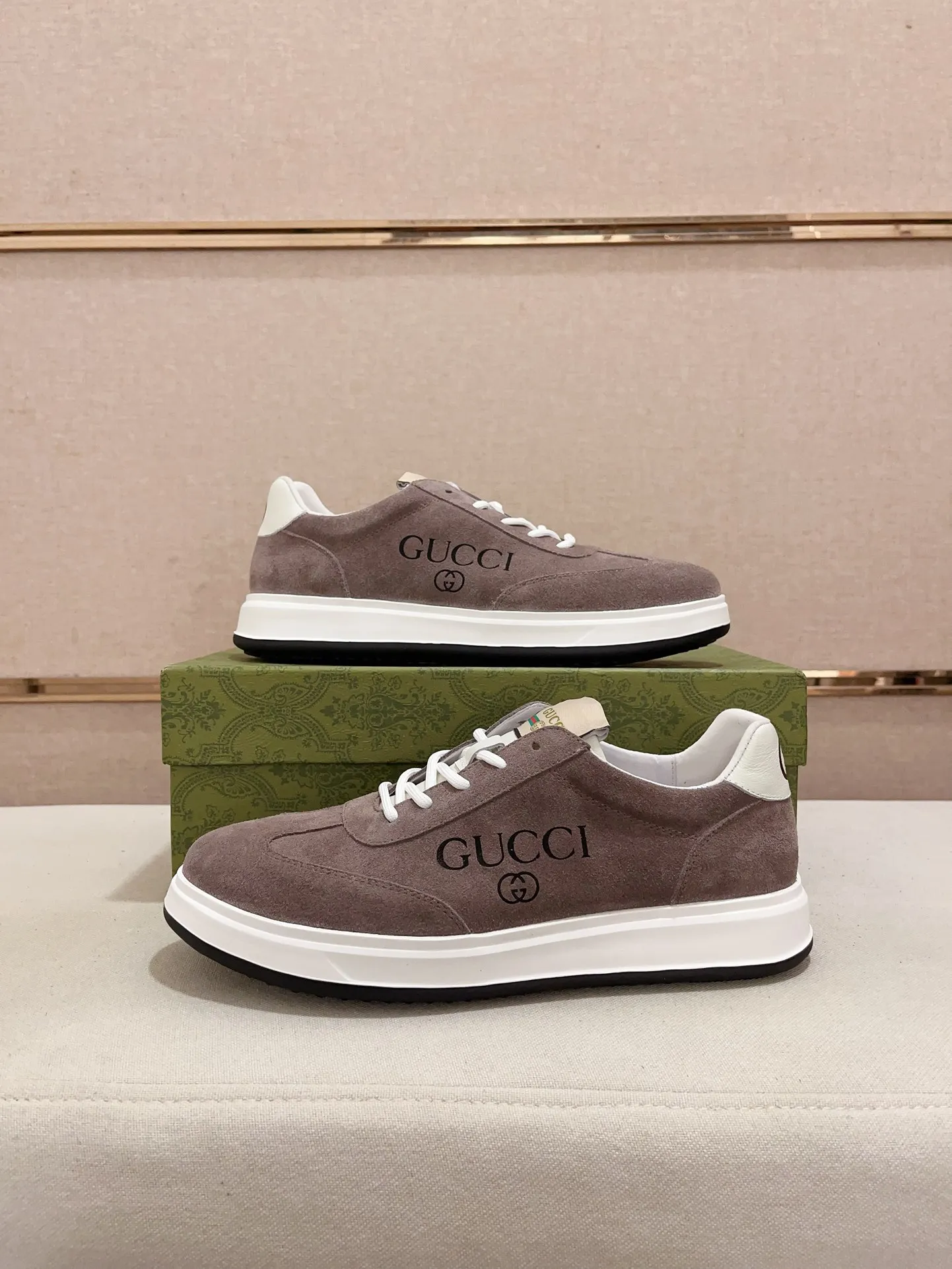 Men's shoes 💰 462 💰 High-quality new GUCCI counters are launched simultaneously. The new men's shoes, 😘fabrics are selected from imported cowhide, and the lining is sheepskin lining. 👍🏿 High-end ☄️ air-cushion molded anti-slip rubber outsole, exquisite lines, simple and elegant, comfortable and high-end for leisure travel. Code number: 38 to 44 (45 can be customized and cannot be returned or exchanged)